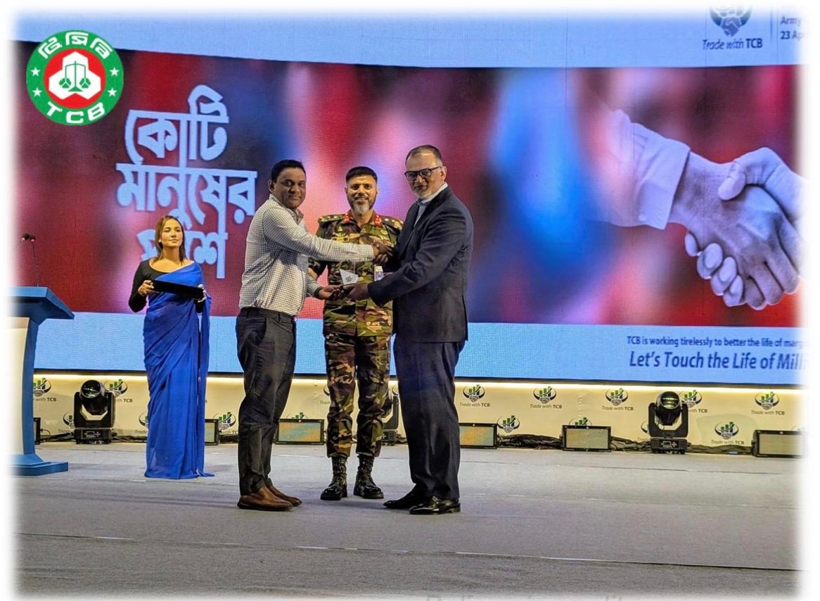 Mashud Ahamed receiving an award